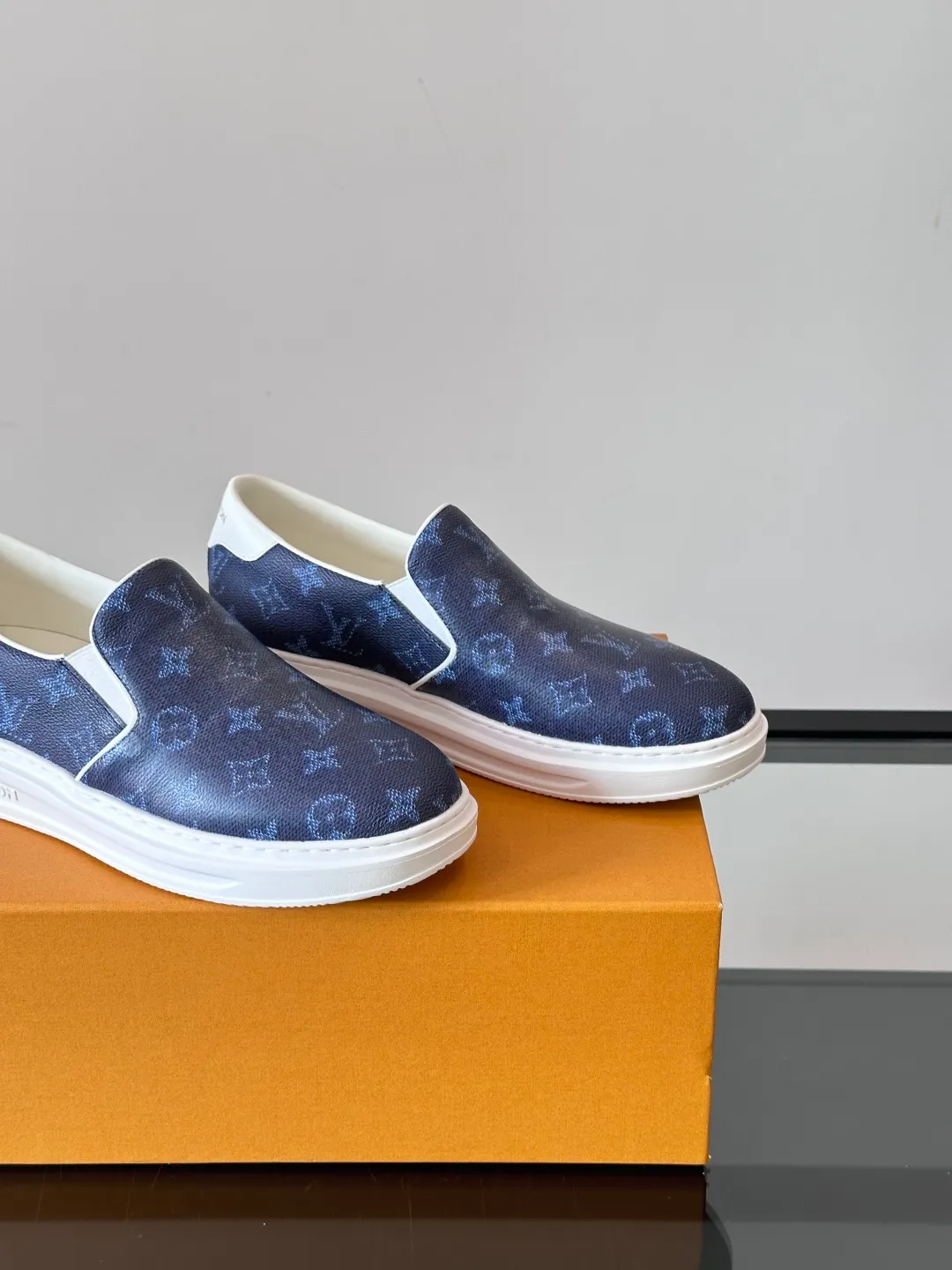 Men's shoes 💰p360 "LOUIS VUITTO＊" Classic presbyopic slip-on loafers are made of classic Damier Gra men's shoes 💰phite canvas, with LV logo embellishment on the shoe body, leather straps decorated with LV metal logo buckles, smooth calf leather trim, and Monogram flower rubber outsole, full of youthful vitality and elegance. Blake craftsmanship and hand-stitched uppers cleverly establish recognition, and the standard sheepskin lining provides a comfortable and soft foot feel! Size: 38-44
